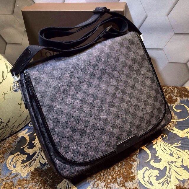 Louis Vuitton Daniel MM Damier Graphite Messenger Bag – testsitecoach